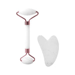 Set rodillo facial y gua sha blanco sobre fondo blanco