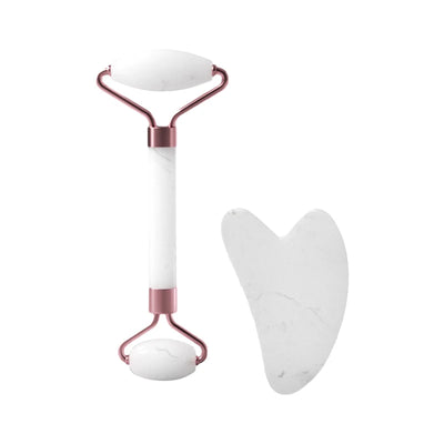 Set rodillo facial y gua sha blanco sobre fondo blanco