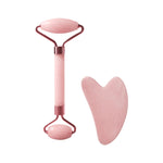 Set rodillo facial y gua sha rosa sobre fondo blanco